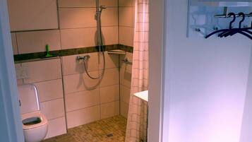 Ducha, secador de pelo, toallas