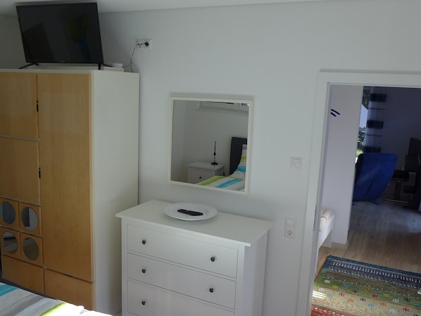 WiFi, bed sheets, wheelchair access