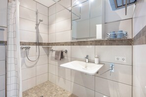 Shower, hair dryer, towels - Holiday Apartment 'Am Hochrhein' with Private Terrace, Shared Garden and Wi-Fi (Murg)