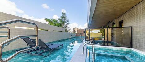 อพาร์ทเมนท์ | สระว่ายน้ำ | สระว่ายน้ำกลางแจ้ง