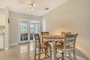 Dining - Charming 2-bedroom house with AC in Sarasota (Sarasota)