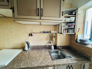 Fridge, oven, stovetop, coffee/tea maker