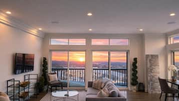 Presidential Penthouse, City View | Living area