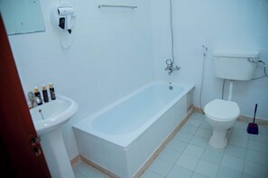 Douche, sèche-cheveux, serviettes fournies, savon