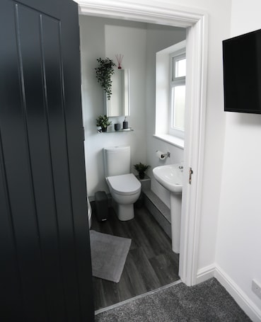 Shower, towels, soap, toilet paper. Cheerful and Cosy 4 bedroom House
