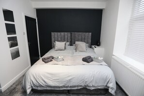 4 bedrooms, iron/ironing board, bed sheets