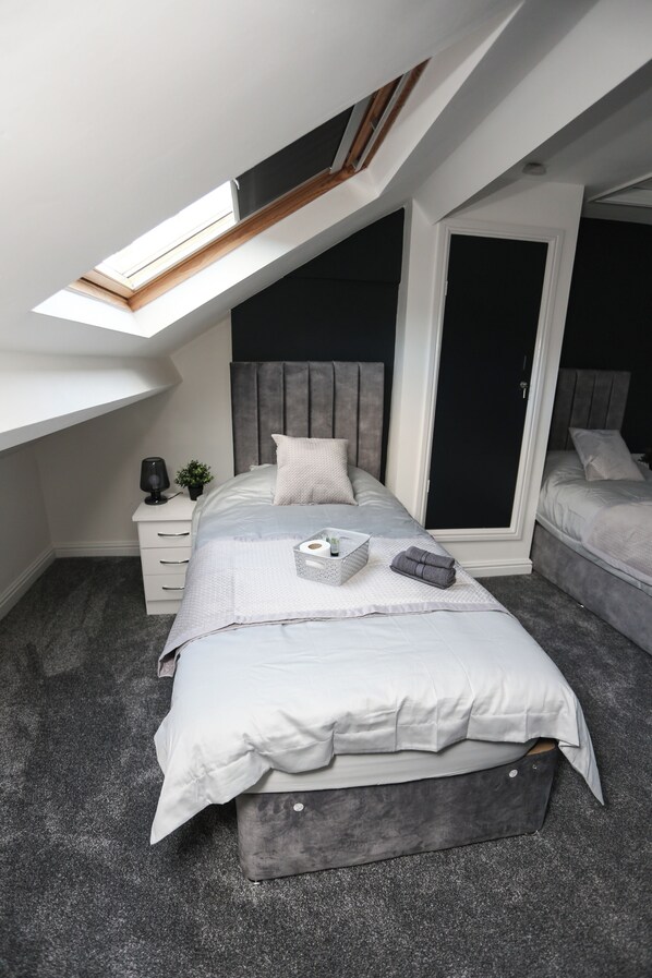 Iron/ironing board, bed sheets