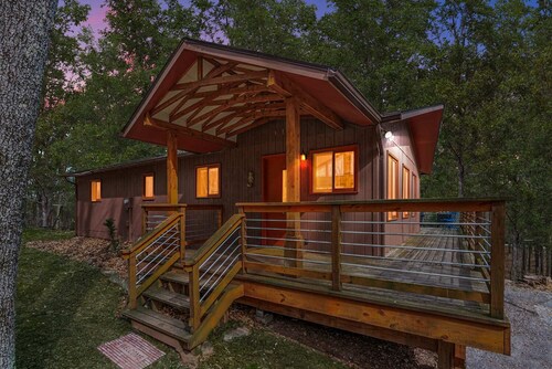 Wooded Nest, Cozy 3BR Chalet Near Spas & Hiking