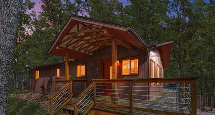 Wooded Nest, Cozy 3BR Chalet Near Spas & Hiking