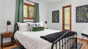 3 chambres, bureau, fer et planche à repasser, lit de bébé portatif