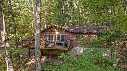 Wooded Nest, Cozy 3BR Chalet Near Spas & Hiking