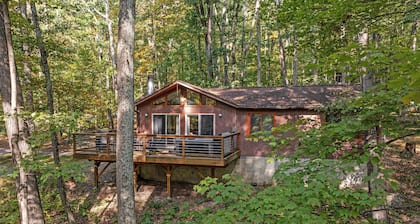 Wooded Nest, Cozy 3BR Chalet Near Spas & Hiking