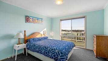 3 bedrooms, iron/ironing board, travel cot, Internet