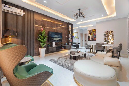 Free Airport Pick-Up | Lekki | Ps5 | Pool | Gym | 24/7 Power |Free WiFi |Snooker