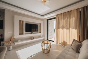 TV, fireplace - J&K Villa with private pool (Zakynthos)