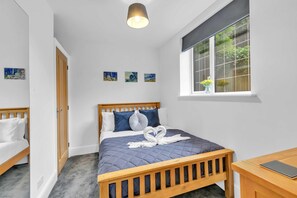 2 bedrooms, iron/ironing board, travel cot, WiFi - Garden Lodge With Parking  | By My Getaways (Brighton)