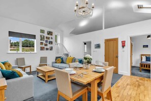Dining - Garden Lodge With Parking  | By My Getaways (Brighton)