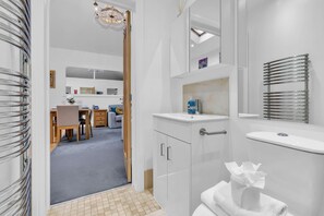 Shower, hair dryer, towels - Garden Lodge With Parking  | By My Getaways (Brighton)