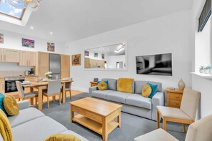 TV - Garden Lodge With Parking  | By My Getaways (Brighton)