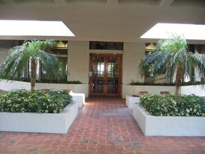 Property grounds - AFFORDABLE LUXURY DIRECTLY ON THE GULF OF MEXICO. (Clearwater)