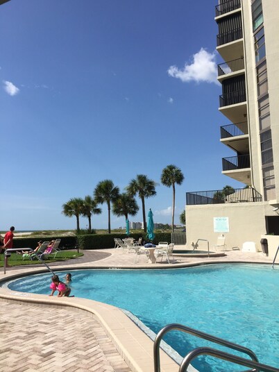 AFFORDABLE LUXURY DIRECTLY ON THE GULF OF MEXICO.