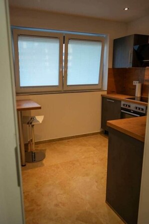 Fridge, oven, stovetop, dishwasher