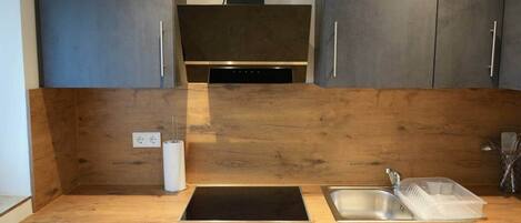 Frigorífico, horno, placa de cocina y lavavajillas