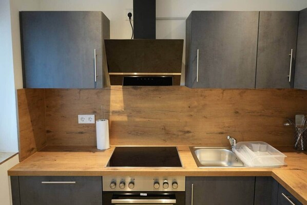 Réfrigérateur, un four, surface de cuisson, lave-vaisselle