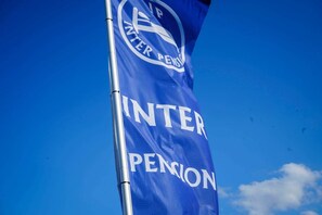 Een vlag met de tekst 'INTER PENSION' en een logo.