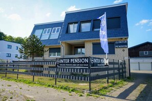 A building with a sign that reads 'INTER PENSION' and a flag.