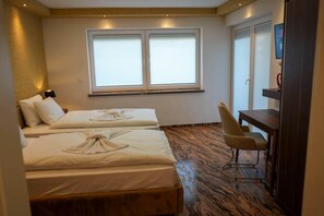 3 bedrooms, desk, iron/ironing board, WiFi (free)