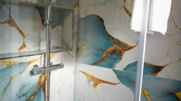 Dusche, Handtücher, Toilettenpapier