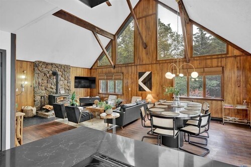 Spacious Poconos Cabin - Hot Tub, Games, Fire Pit & Family Fun Sleeps 10