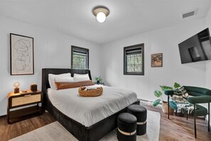 3 bedrooms, desk, iron/ironing board, travel crib