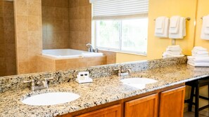 Douche, baignoire à jets, sèche-cheveux, serviettes fournies