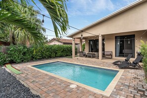 Outdoor pool, pool umbrellas, pool loungers - Fox Sonata Downtown Pool House (Fort Lauderdale)