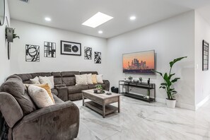 Luxury House, 3 Bedrooms, Private Pool, Garden View | Living room