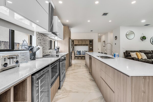 Private kitchen - Fox Sonata Downtown Pool House (Fort Lauderdale)