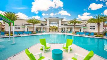 Alberca al aire libre y alberca climatizada