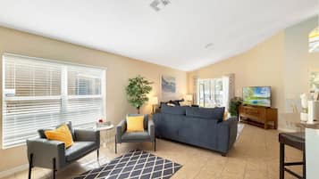 Smart TV, videogiochi, tavolo da ping pong, libri