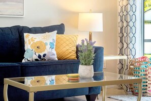 スマートテレビ、テレビゲーム、卓球台、書庫