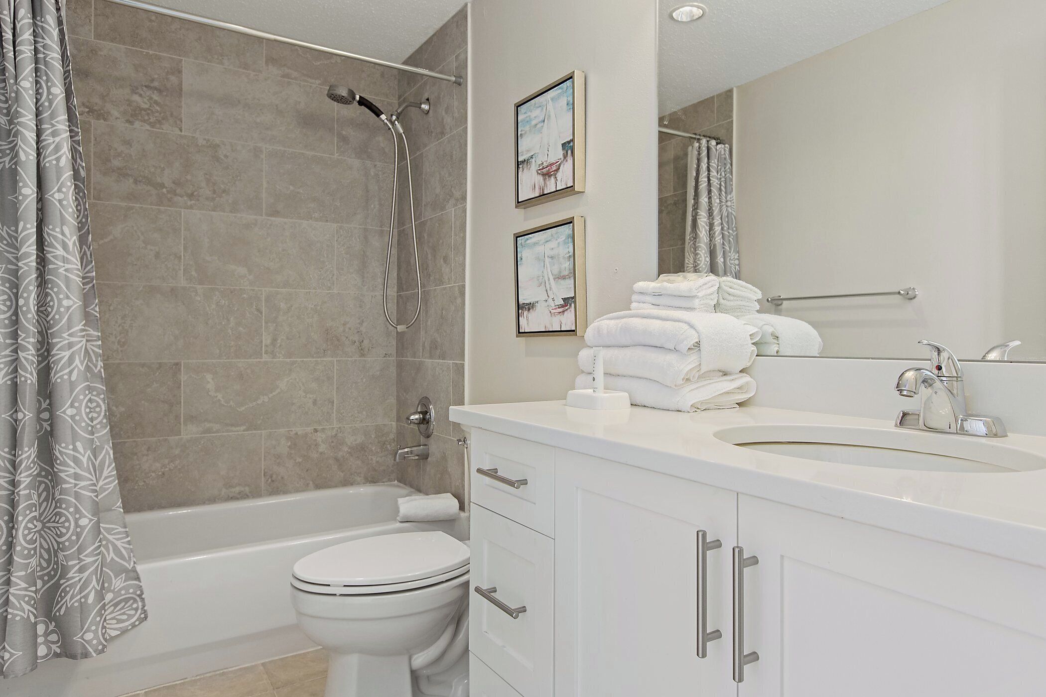 Un baño moderno con bañera, inodoro y lavamanos.