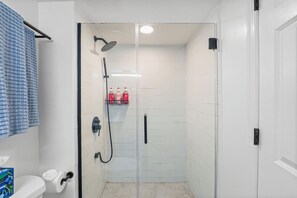 Shower, hair dryer, towels, soap - NEW 3BR/2Bath, 5 Beds, 10 Min to NYC-Sleeps 7 (Hoboken)