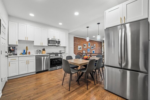 Private kitchen - NEW 3BR/2Bath, 5 Beds, 10 Min to NYC-Sleeps 7 (Hoboken)