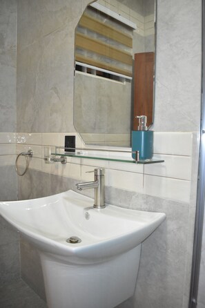 Dusch, hårtork, handdukar och tvål