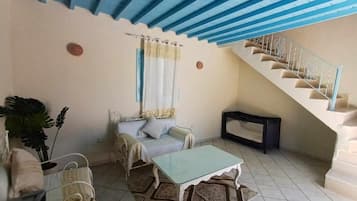 Bungalow familiar, vista a la alberca | Área de sala de estar