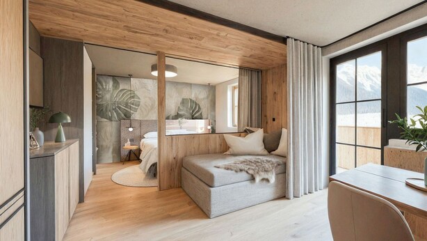 Une chambre confortable avec un lit, un bureau et une vue sur des montagnes enneigées.