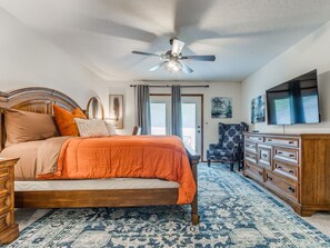 3 bedrooms, desk, iron/ironing board, travel crib