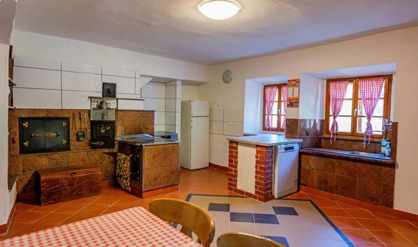 Interior - Six-bedroom house, surrounded by a stream, meadow, forest (Tolmin)