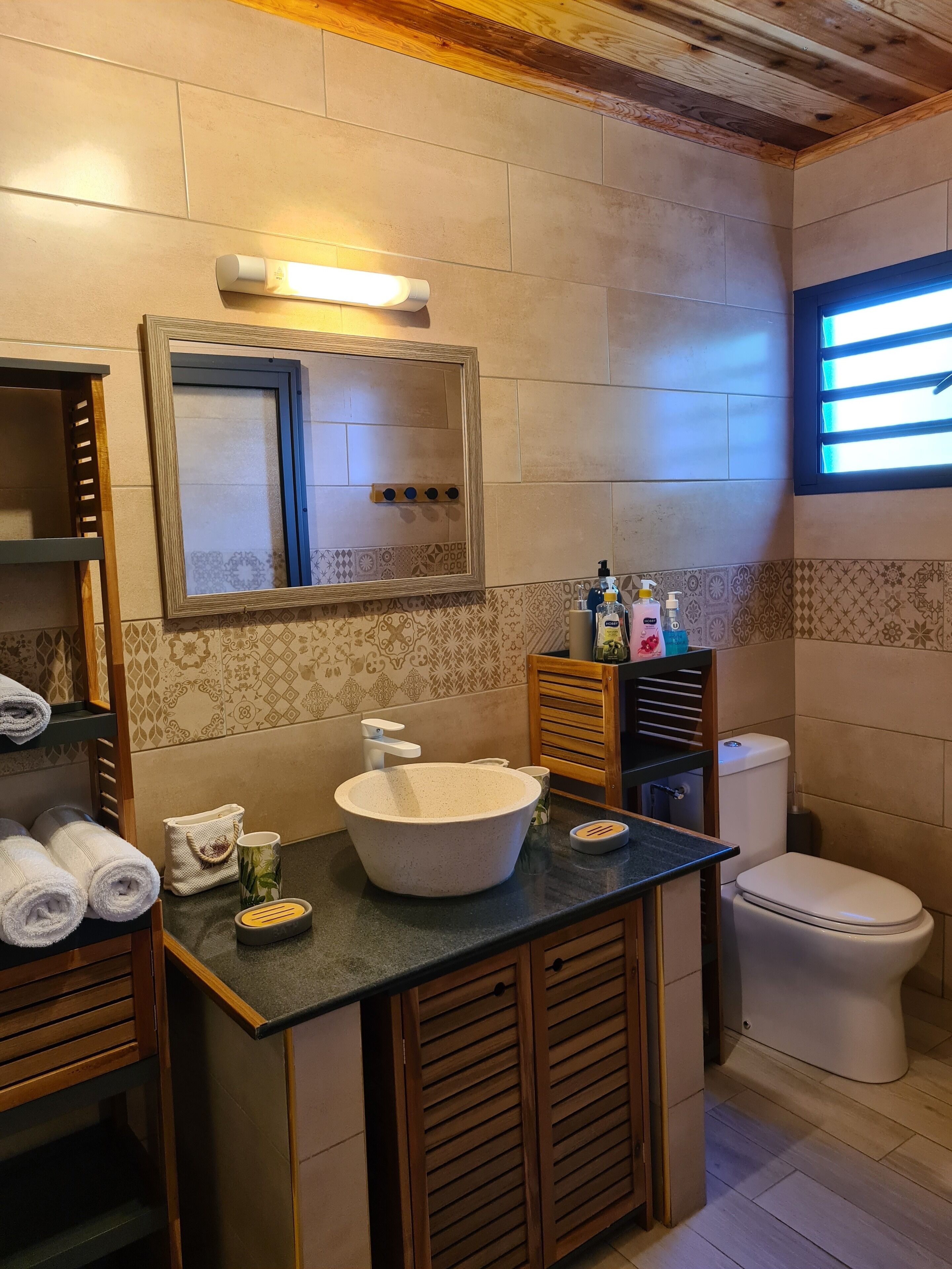 Douche, sèche-cheveux, bidet, serviettes fournies